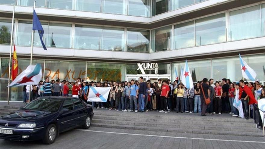 Estudiantes, concentrados ante el edificio de la Xunta.