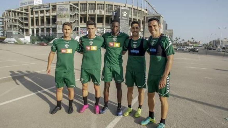 Cinco de los fichajes del Elche posan delante del estadio.