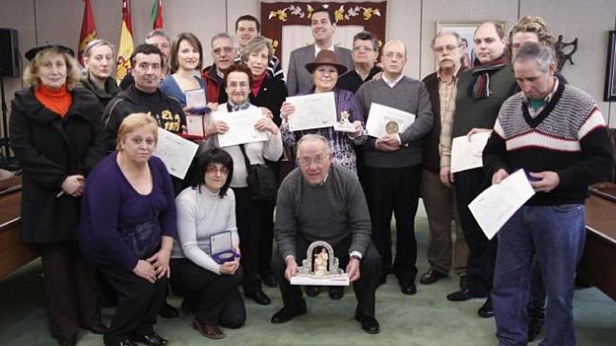 Foto de familia de los ganadores del Certamen de Belenes convocado por la Junta.