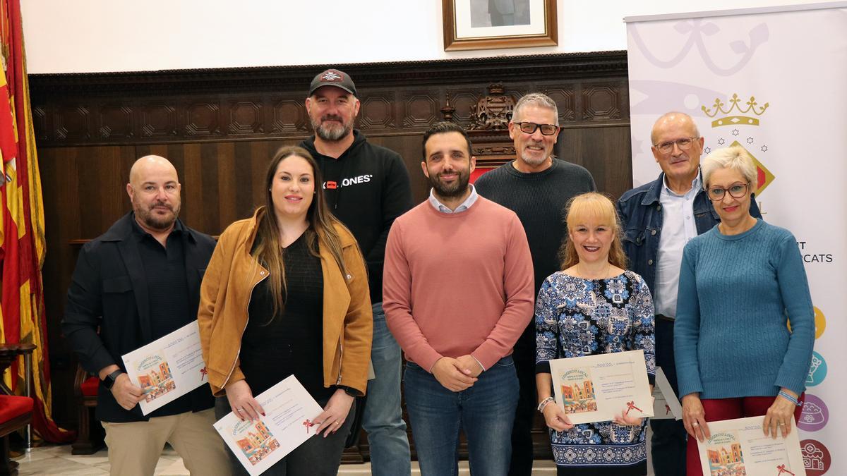 Entrega de premios a los agraciados en el sorteo.