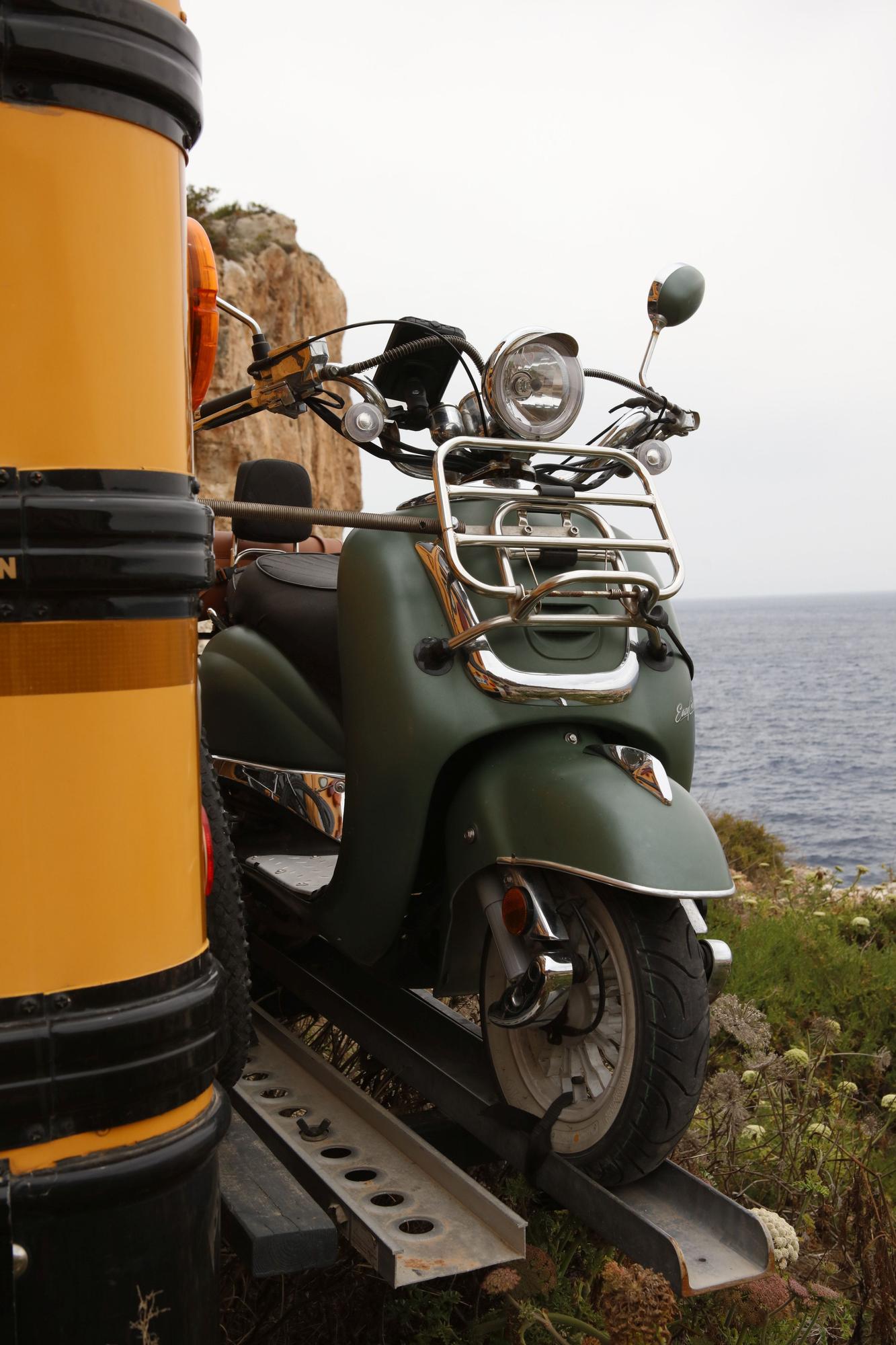 MIt einem zum Wohnwagen umgebauten Schulbus unterwegs auf Mallorca