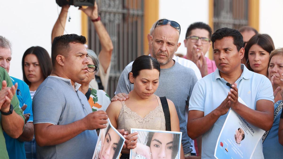 Vecinos, miembros de la Asociación nicaragüense de Sevilla, autoridades y la hermana de la fallecida, guardan un minuto de silencio en el Ayuntamiento de Utrera por el asesinato de Vanessa Reyes Álvarez. Imagen de archivo.