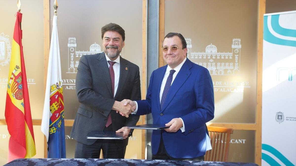 Barcala y Arias (Vectalia) firman los contratos del transporte urbano de Alicante