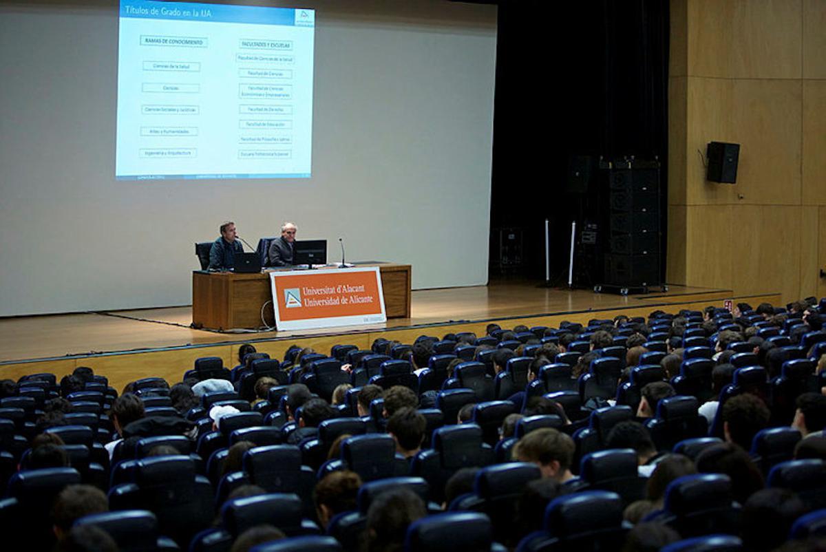 Los estudiantes conocen el campus y sus instalaciones.
