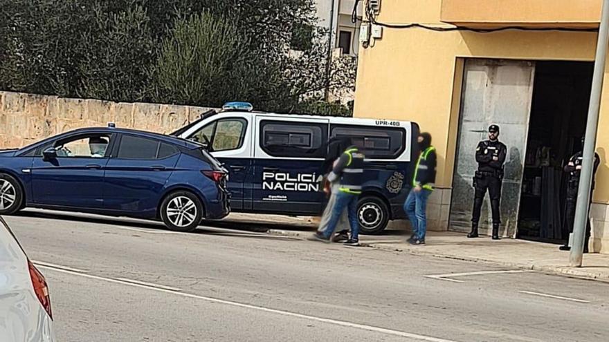 Momento de la detención del islamista radical en un garaje de Campos. |