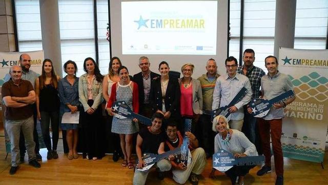 Los ganadores del concurso Empreamar con sus "llaves" en el acto de entrega en el Concello. // G.N.