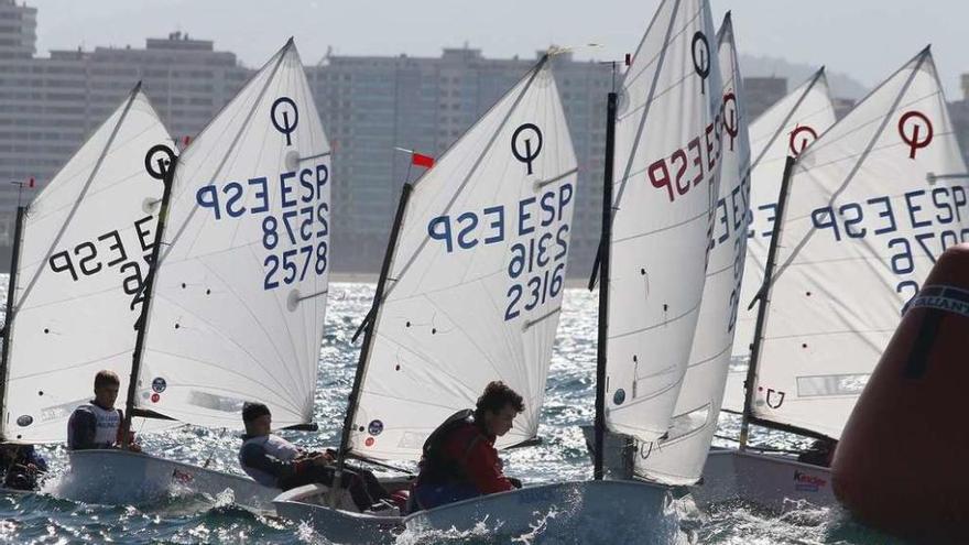 Una de las mangas de la pasada edición de la Kinder Trophy disputada en Gijón. // FdV