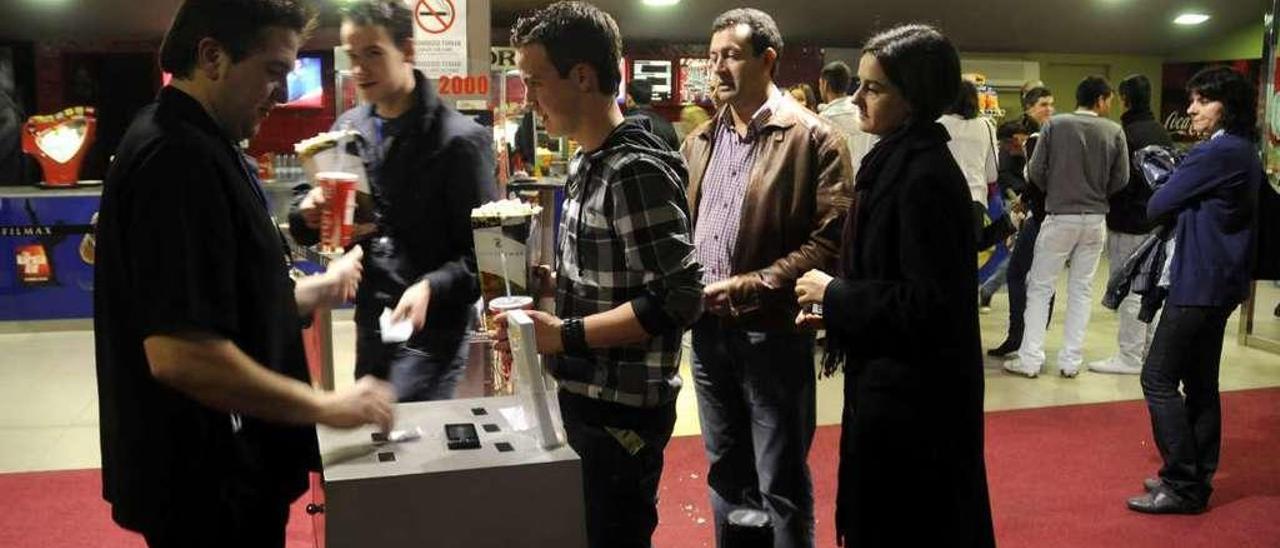 Espectadores en la zona de acceso a las salas de Filmax, en el centro comercial Pontiñas. // Bernabé/Javier Lalín