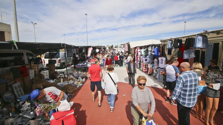 Gran afluencia de público en el estreno del nuevo mercadillo de Torrevieja