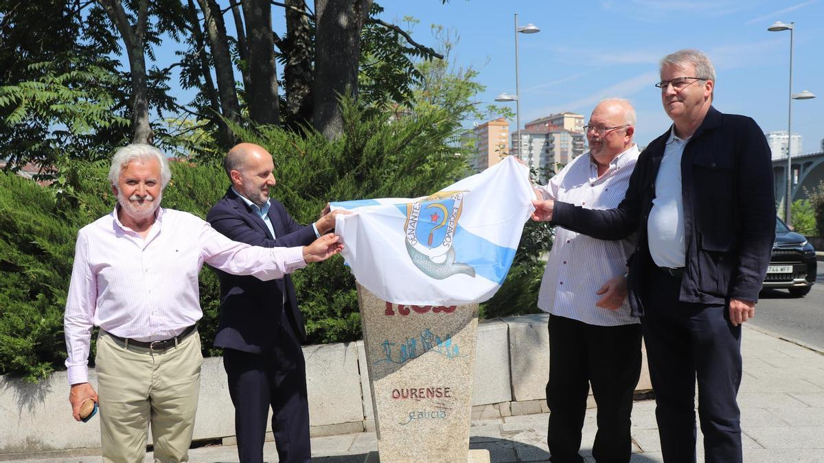 Rosendo Fernández, Gonzalo Pérez Jácome, Luís González Tosar e Manuel Pardo inaugurando o último marco do Camiño de Nós.