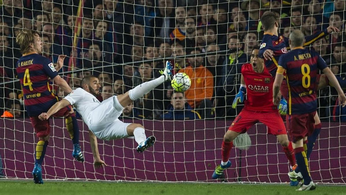 Benzema remata acrobáticamente el gol del empate del Madrid