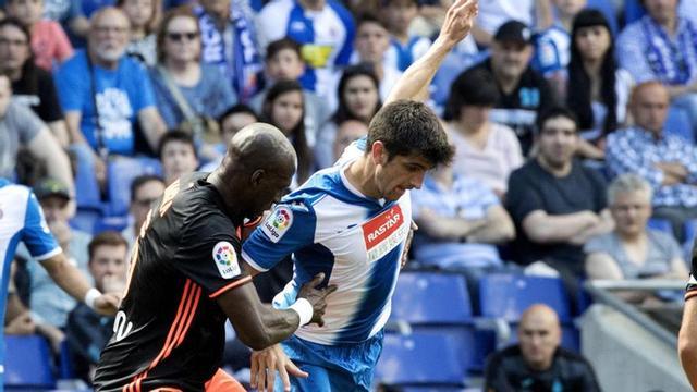 El jugador del Espanyol disputa un balón con el Valencia CF.