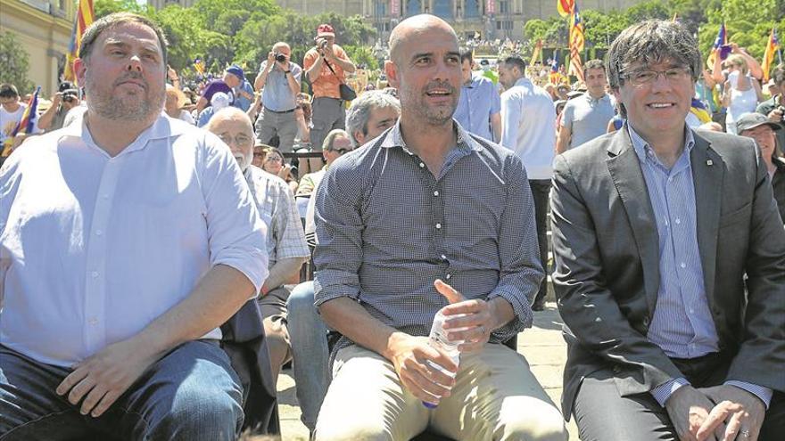 Puigdemont y Guardiola defienden el referéndum en Barcelona