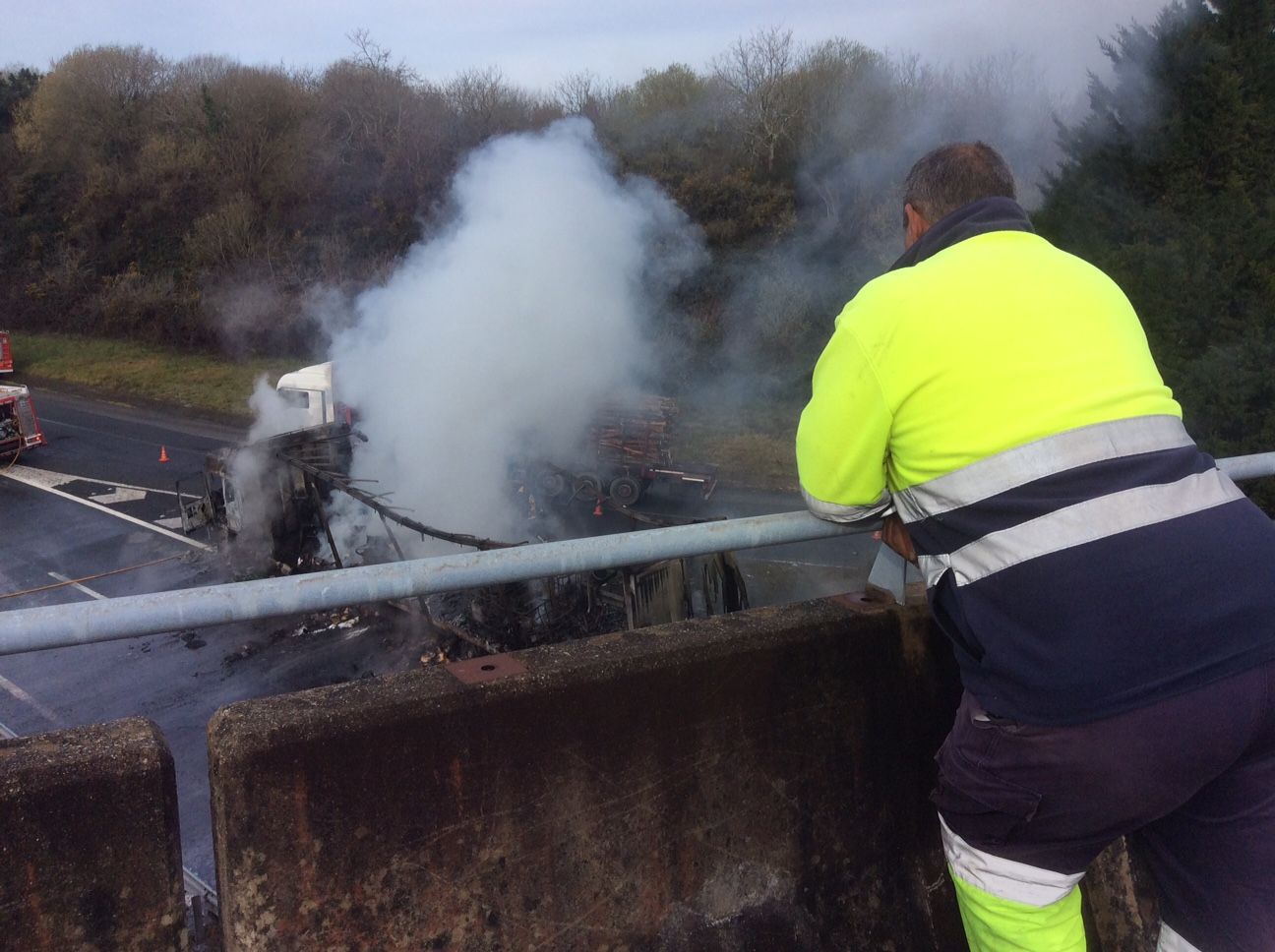 Un camión se incendia en la A-6 a la altura de Requián, en Betanzos