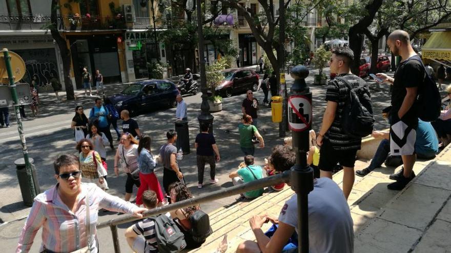 Los turistas ignoran la prohibición de sentarse en la escalera del Mercat Central