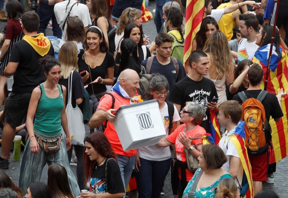 Cientos de estudiantes protestan en Barcelona ...