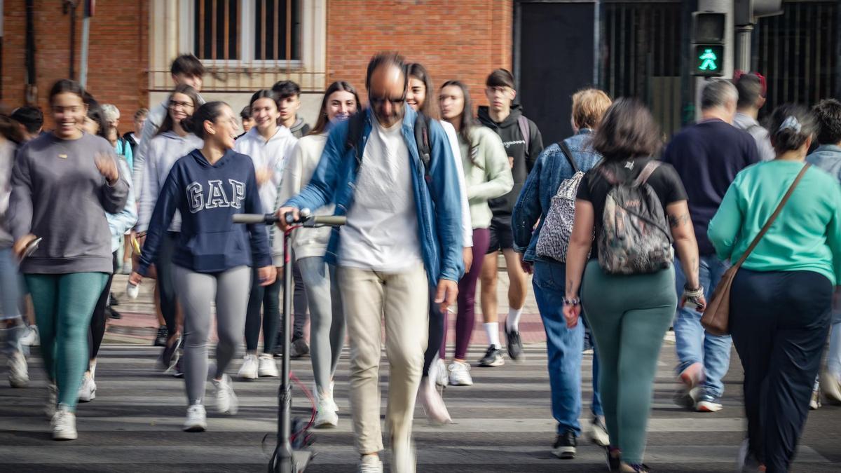 Multitud de personas transitan el paso de peatones ubicado en la Plaza de la Libertad (Badajoz)