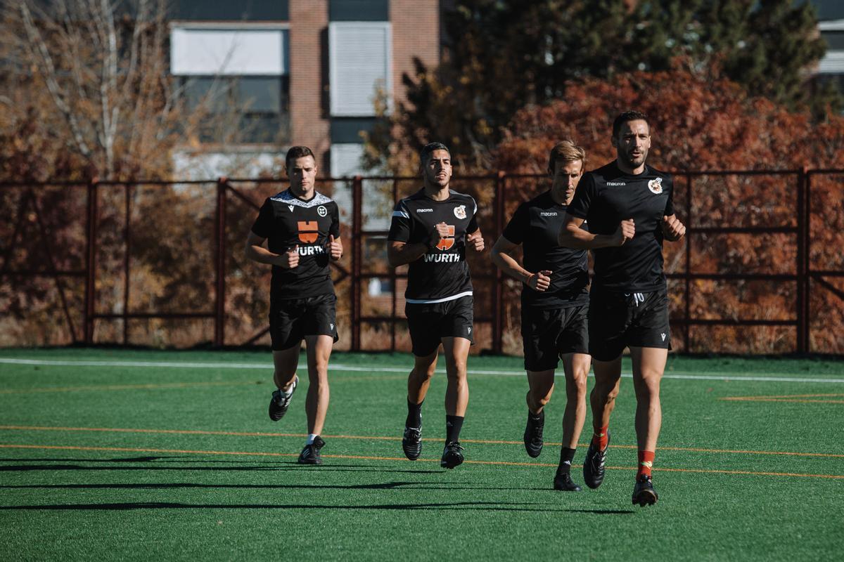 Un grupo de árbitros y asistentes de Primera y Segunda División, entre los que se encuentra Pizarro Gómez, entrenando en el Estadio Municipal de Vicálvaro