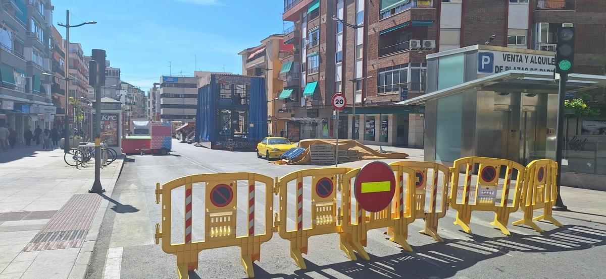 Corte de la calle Tomás Ortuño por las Fallas de Benidorm.