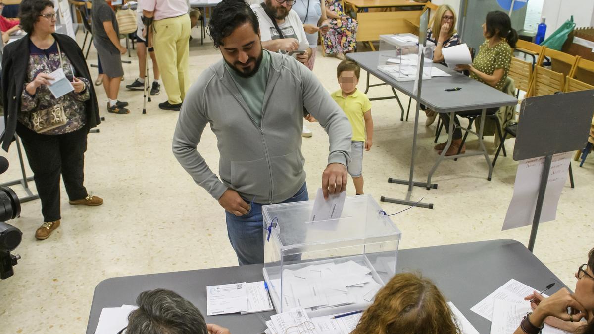 El número 1 de Se acabó la fiesta a las elecciones europeas, Alvise Pérez, ejerce su derecho al voto en Sevilla
