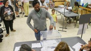  El número 1 de Se acabó la fiesta a las elecciones europeas, Alvise Pérez (c), ejerce su derecho al voto en Sevilla