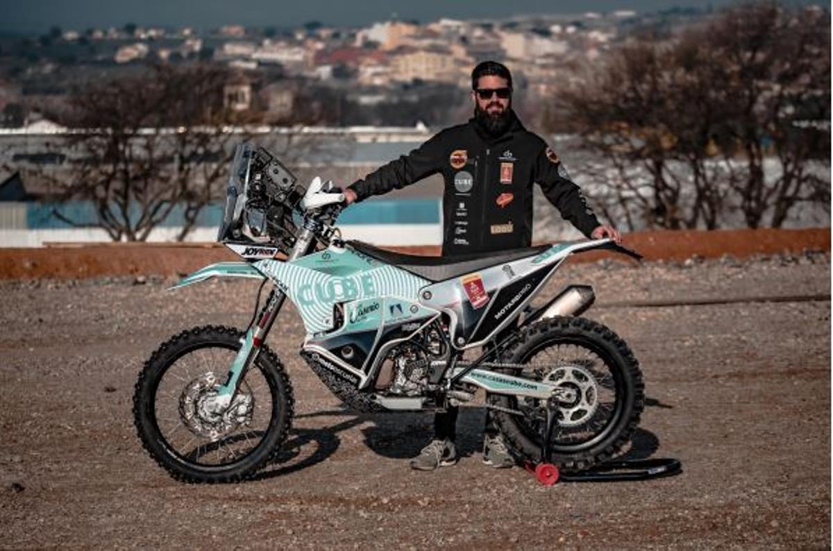 Iván posa junto a su moto durante un evento en Montmeló