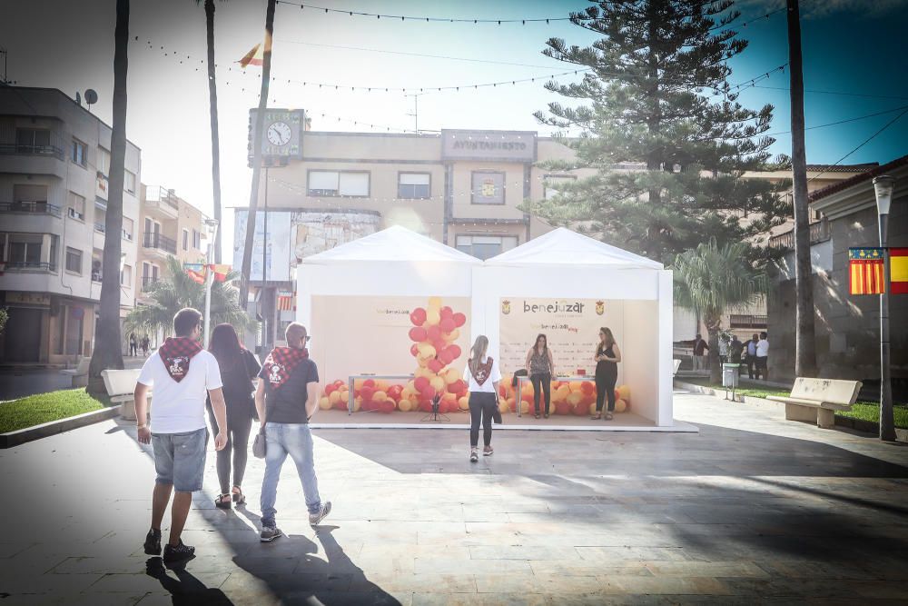 Benejúzar ha acogido el traslado de la patrona desde su santuario y un acto de homenaje a la Señera, en el día de la Comunidad Valenciana