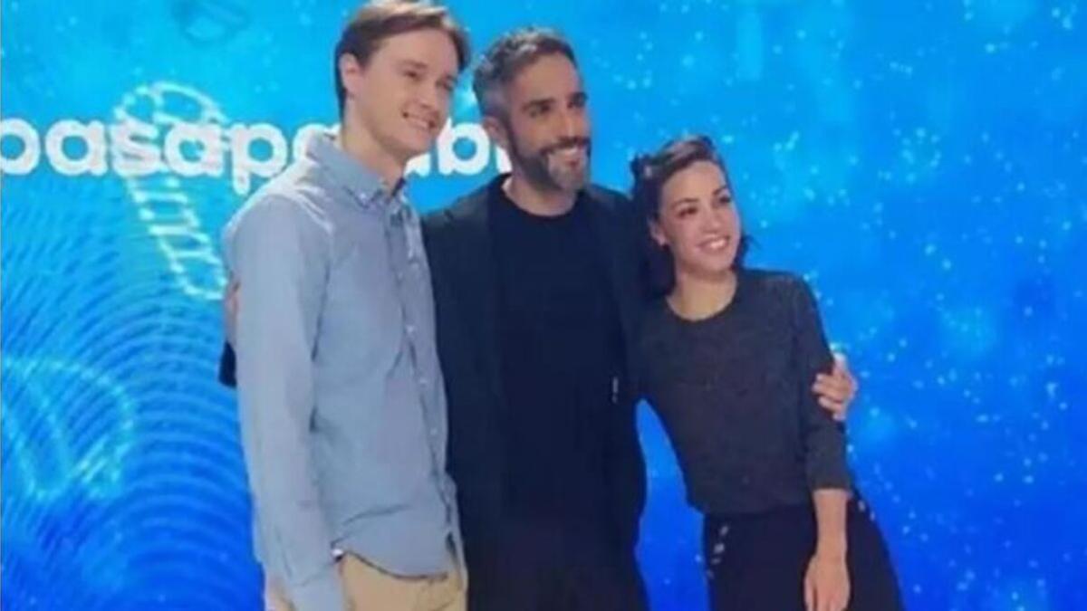 Manu y Rosa, con Roberto Leal, en Pasapalabra.
