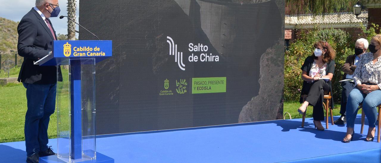 Antonio Morales y consejeros del Cabildo, durante la presentación del proyecto Salto de Chira en mayo