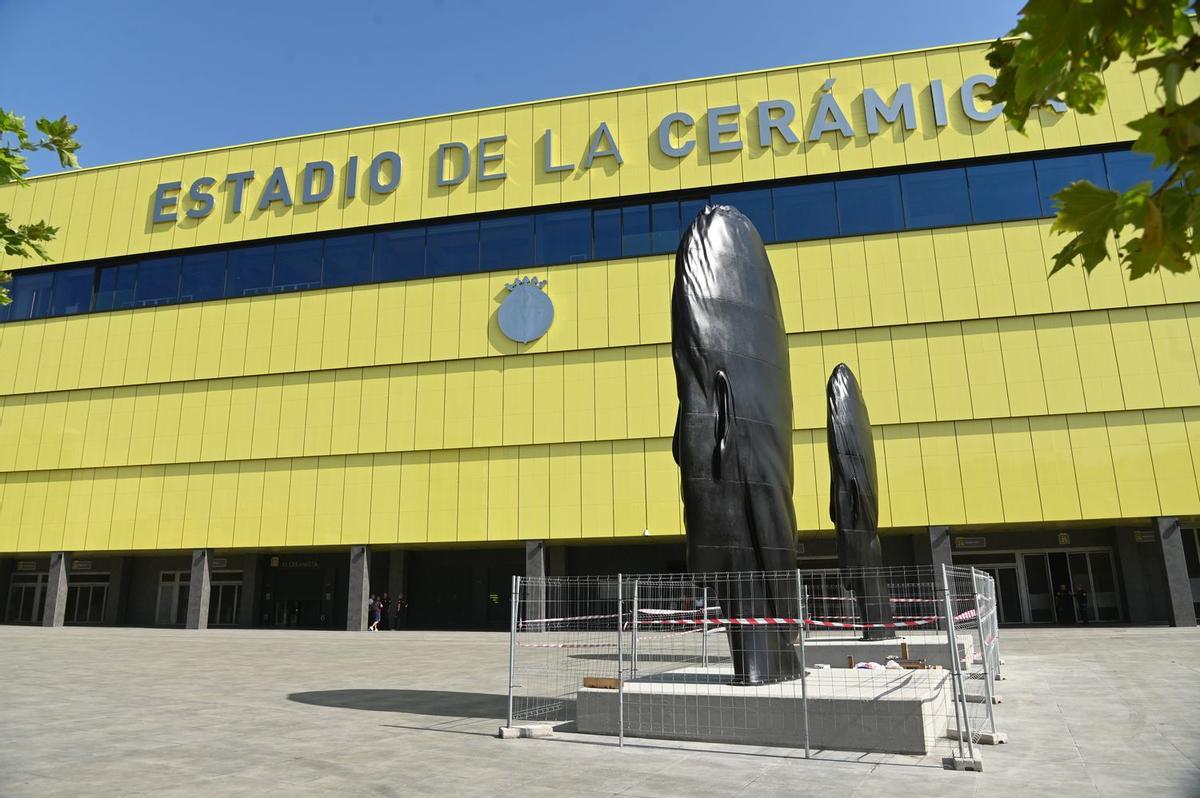 Las peculiares y grandes 'niñas de hierro' ya se han reinstalado en la plaza frente al Estadio de la Cerámica.