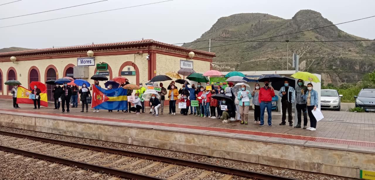 Cientos de personas claman por el futuro del tren en Aragón