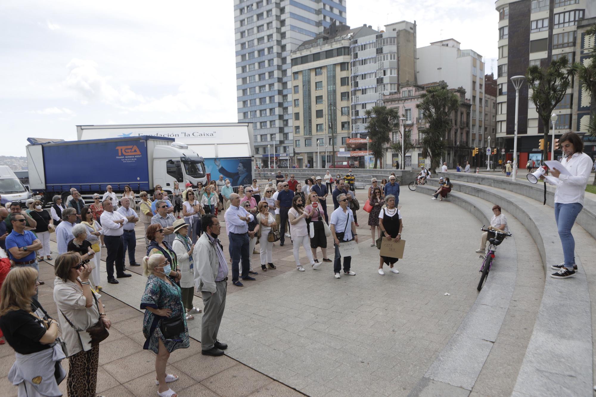 En imágenes: Así fue la protesta por el estado del paseo del Muro en Gijón