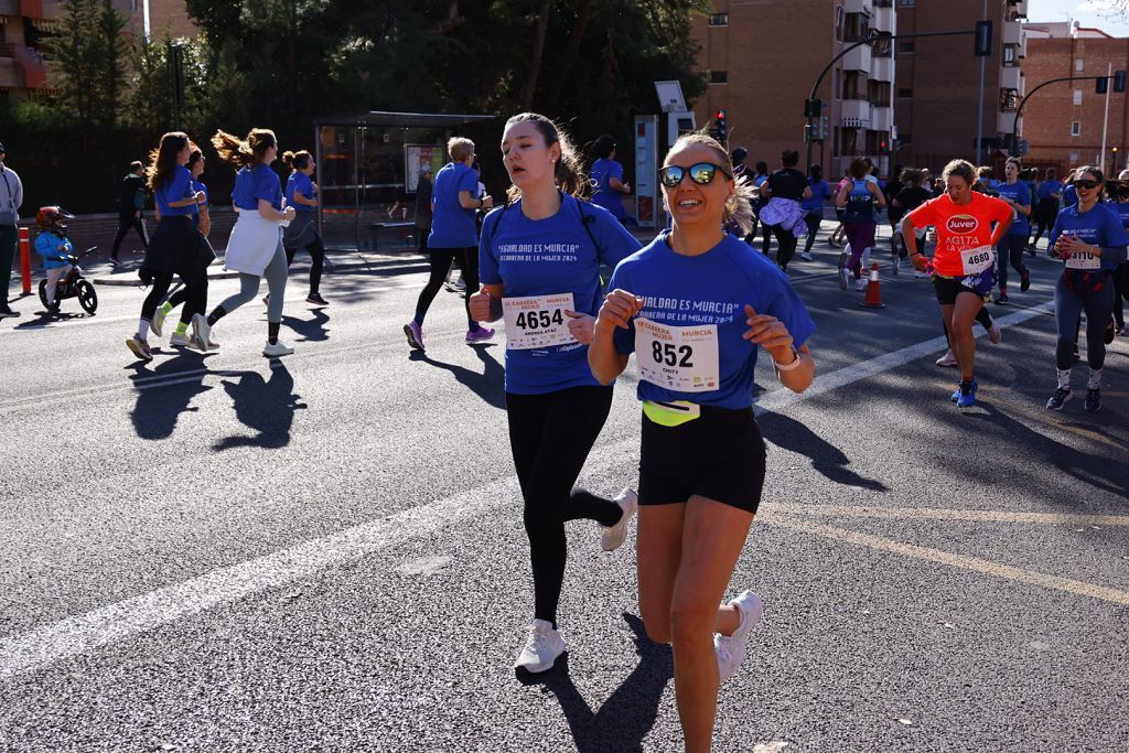 Imágenes del recorrido de la Carrera de la Mujer: avenida Pío Baroja y puente del Reina Sofía (I)