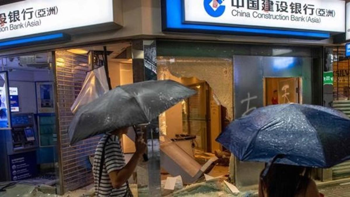 Vandalismo contra un banco de China en Hong Kong.