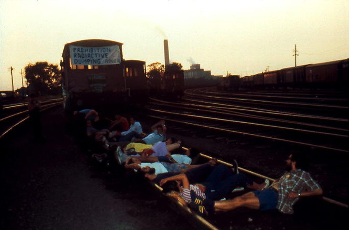 Manifestación de Adega, encadenados ás vías do tren, en Londres no verán de 1983 para protestar contra o vertido de tóxicos radioactivos fronte á costa galega.