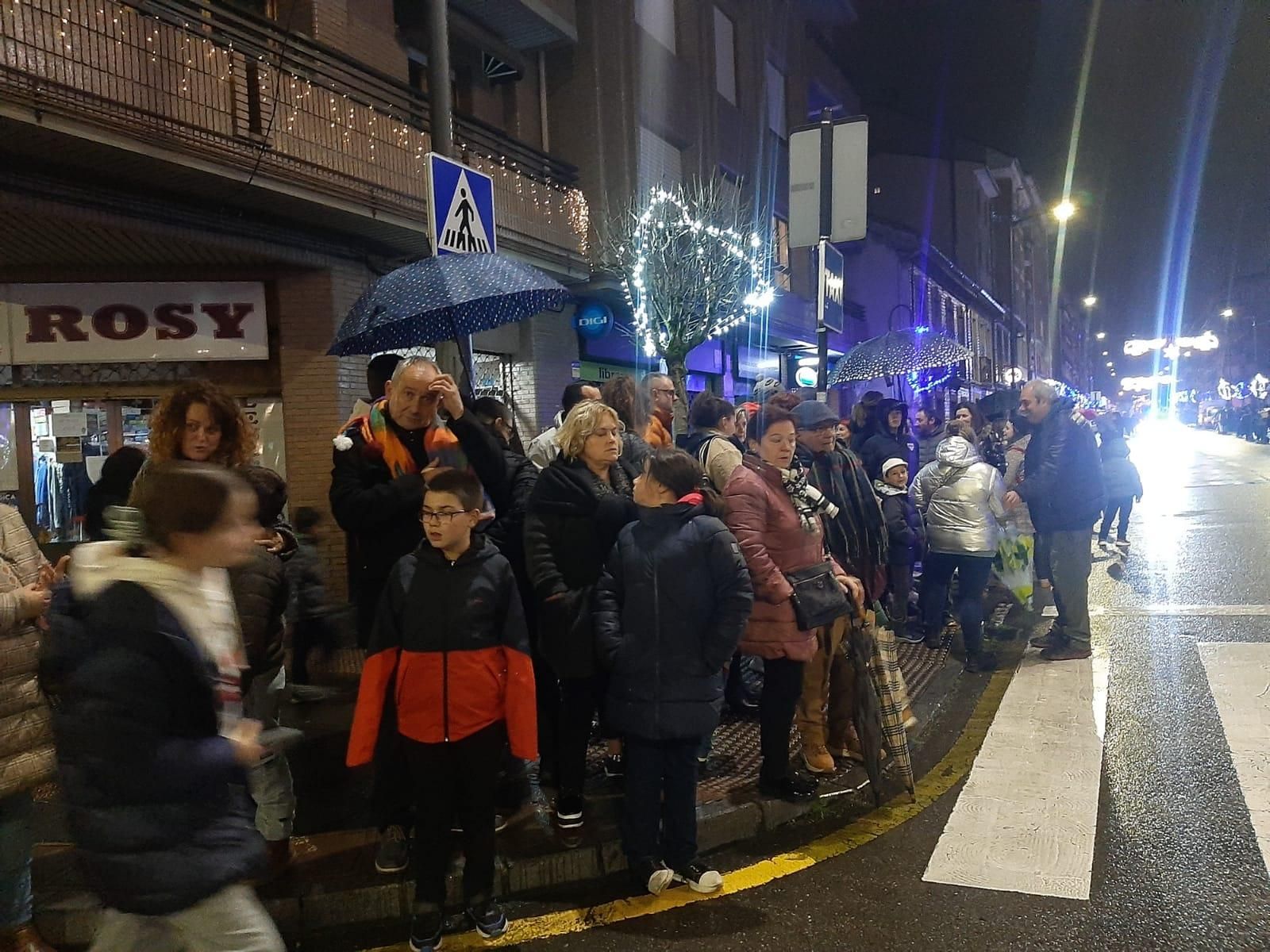 La visita de Papá Noel a El Berrón, en imágenes