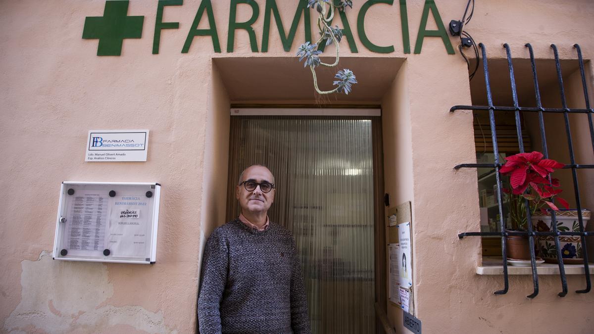 Manuel Olivert, presidente de los farmacéuticos rurales de la provincia de Alicante, en su botica de Benimassot.