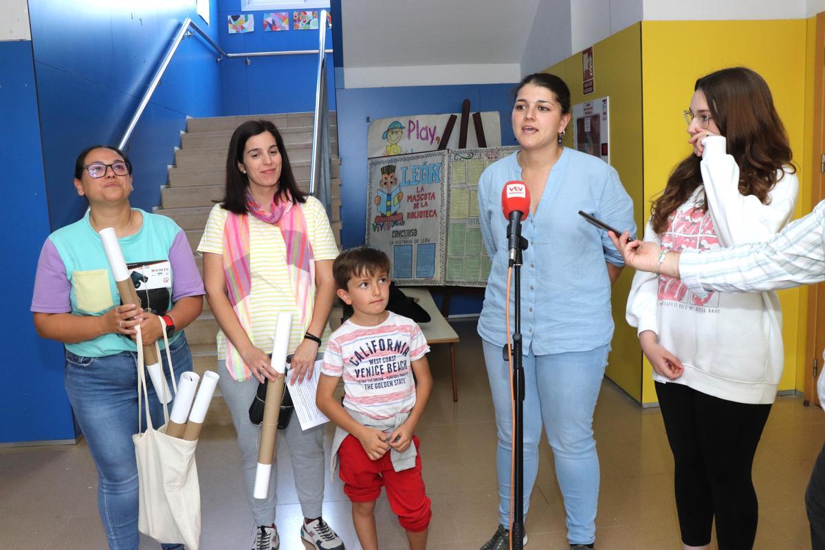 Un momento de le entrega de premios del concurso sobre el cernícalo primilla en Lucena.