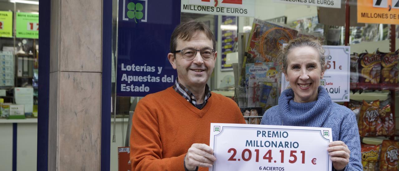 Ana Carballal y José Manuel Fernández, en su despacho en el barrio de Llamaquique, en Oviedo