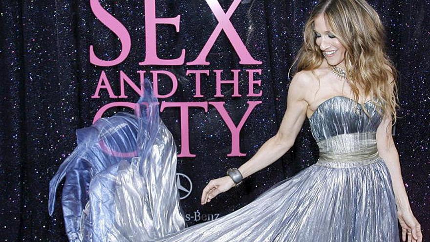 La actriz estadounidense Sarah Jessica Parker posa a su llegada al estreno de la película &quot;Sex and the City&quot; en el Radio City Music Hall de New York (EEUU).