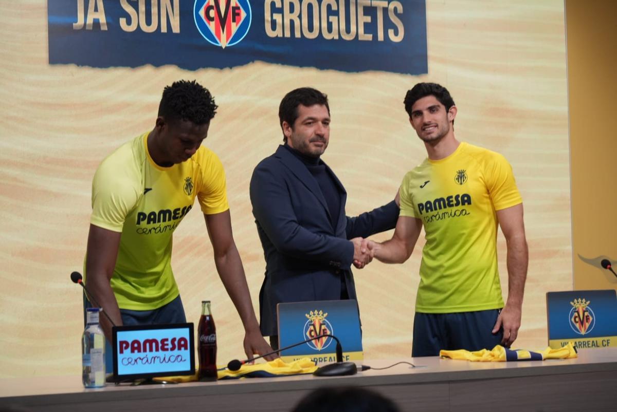 Gonçalo Guedes (d), junto a Roig Negueroles en la presentación como nuevo jugador del Villarreal.