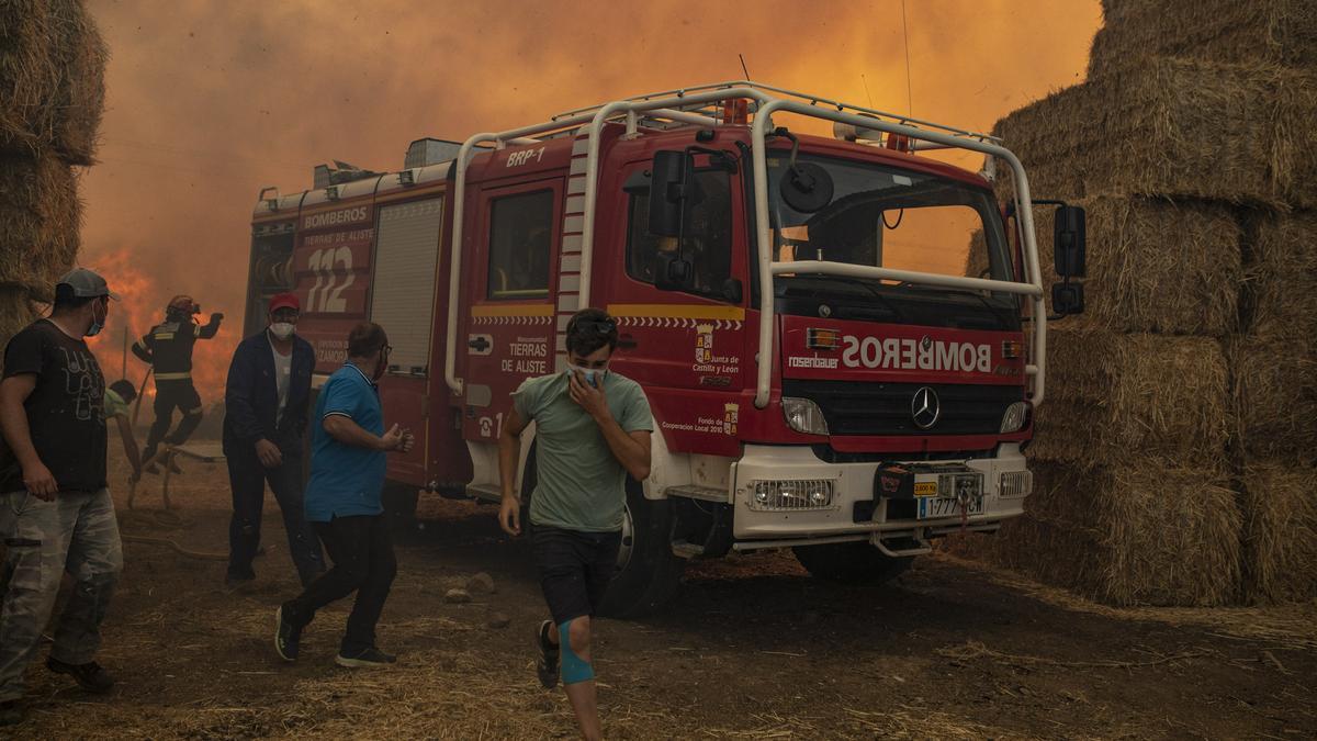 Vecinos y bomberos durante el incendio iniciado en Lober de Aliste.