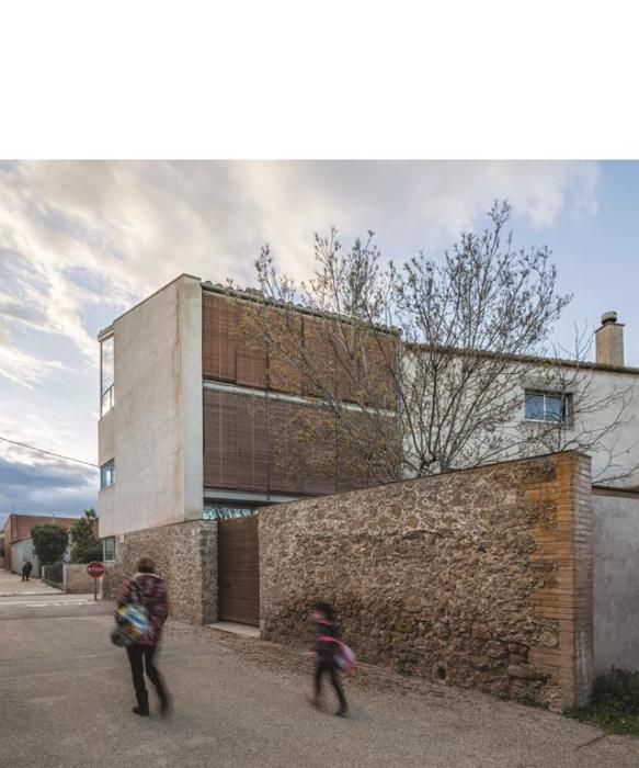 Rehabilitació i ampliació d'un habitatge unifamiliar en cantonada a la Tallada d'Empordà · Montserrat Nogués i Teixidor i Manel Bosch i Aragó