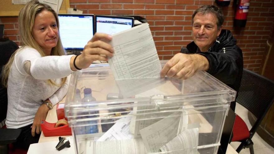 Chema González, emitiendo ayer, su voto para los presupuestos participativos en el centro municipal integrado de La Arena.