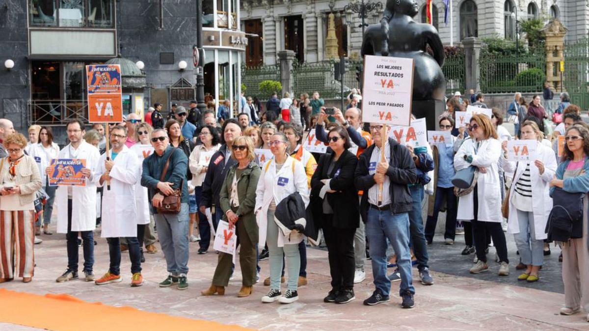 Docentes concentrados en la plaza de la Escandalera, en Oviedo. | F. R.