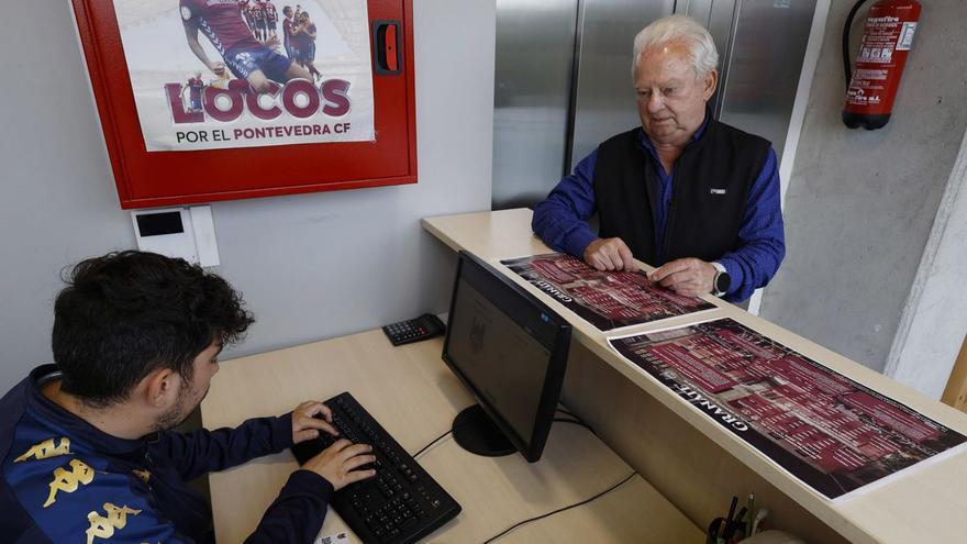 Renovación de abonos en las oficinas del Pontevedra CF.
