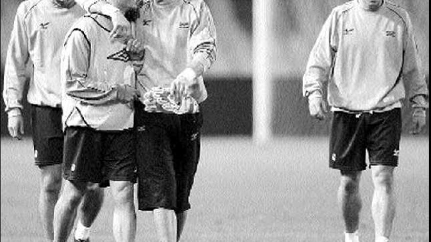 Roberto y Jonathan Aspas se abrazan tras el entrenamiento. / José Lores