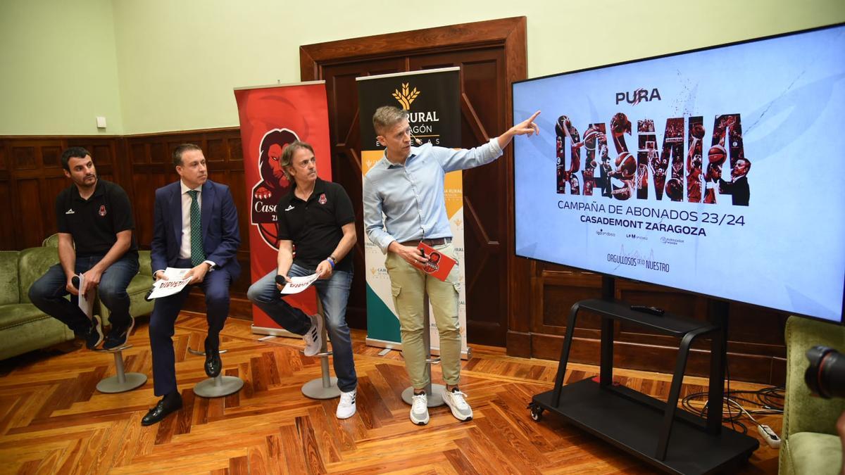 Nacho Simavilla, director de comunicación del Casademont, explicando la nueva campaña de socios del club.