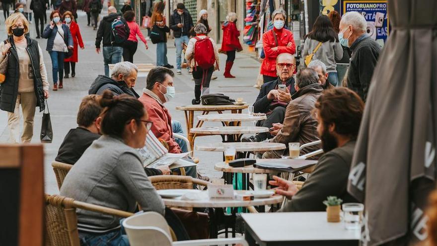 Auf Mallorca darf man sich wieder im Café treffen - aber bitte mit Vorsicht!