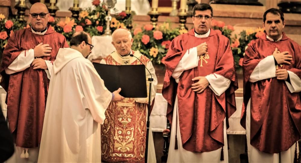 La procesión de la reliquia es uno de los actos que más agradan a los alcoyanos en el día dedicado al patrón San Jorge.